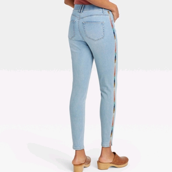 Knox Rose Woman's Mid-Rise Embroidered Ankle Skinny Jeans - Picture 2 of 13